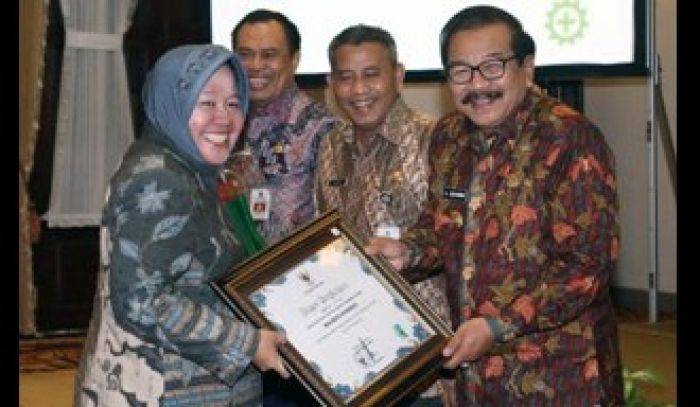 Risma dan 10 Bupati Raih Penghargaan Pembina K3