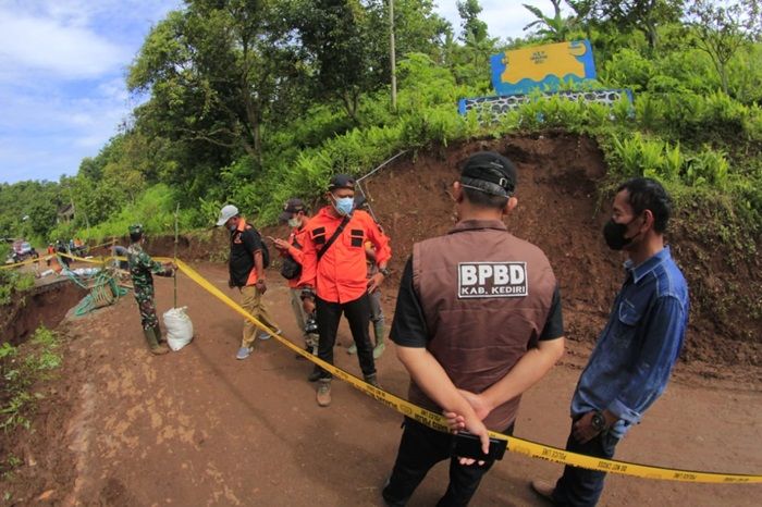 Minimalisir Dampak, Mas Dhito Instruksikan Segera Perbaiki Tanggul Akibat Banjir Grogol Minimalisir Dampak, Mas Dhito Instruksikan Segera Perbaiki Tanggul Akibat Banjir Grogol