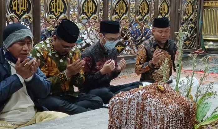 Sambut Tahun Baru Hijriyah, Gus Jazil dan H. Syafiuddin Ziarah Makam Waliyullah dan Raja Madura Sambut Tahun Baru Hijriyah, Gus Jazil dan H. Syafiuddin Ziarah Makam Waliyullah dan Raja Madura