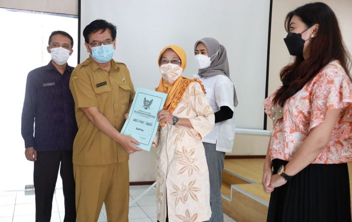 Pacu Daya Saing, Pemkot Kediri Serahkan Sertifikat Halal kepada Pemilik IKM Pacu Daya Saing, Pemkot Kediri Serahkan Sertifikat Halal kepada Pemilik IKM