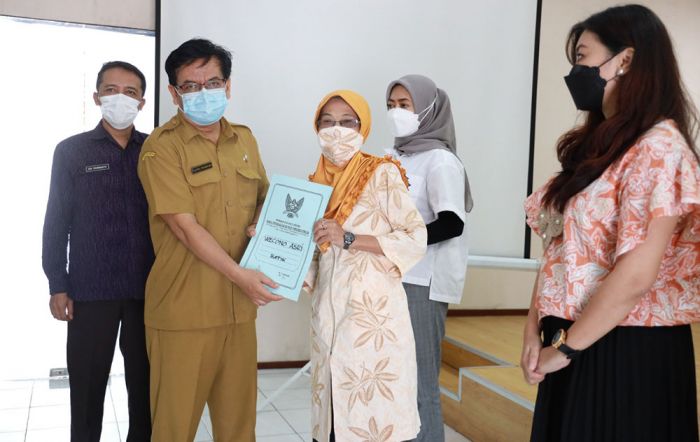 Pacu Daya Saing, Pemkot Kediri Serahkan Sertifikat Halal kepada Pemilik IKM