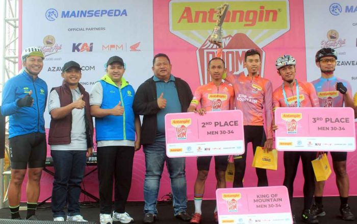 Wali Kota Pasuruan Serahkan Medali ke Sejumlah Pemenang Cyclis Bromo Kom 2025 Wali Kota Pasuruan Serahkan Medali ke Sejumlah Pemenang Cyclis Bromo Kom 2025