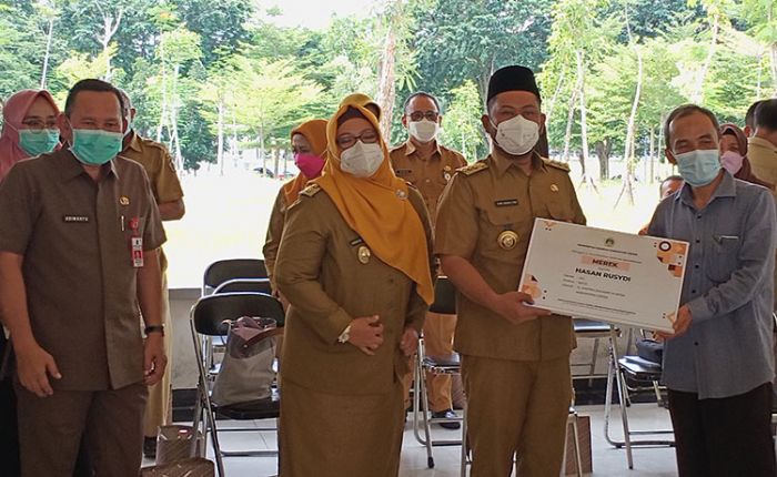 Bupati Gus Yani dan Kacab Indomaret Teken MoU Penjualan Produk UMKM Bupati Gus Yani dan Kacab Indomaret Teken MoU Penjualan Produk UMKM