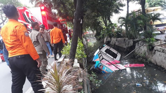 Diduga Sopir Ngantuk, Mobil Bak Terbuka Nyemplung Kali di Raya Manyar Surabaya Diduga Sopir Ngantuk, Mobil Bak Terbuka Nyemplung Kali di Raya Manyar Surabaya