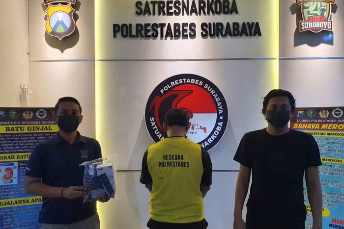 Transaksi Narkoba di Kos Jalan Margorejo Surabaya, Polisi Amankan 11 Poket Sabu Transaksi Narkoba di Kos Jalan Margorejo Surabaya, Polisi Amankan 11 Poket Sabu