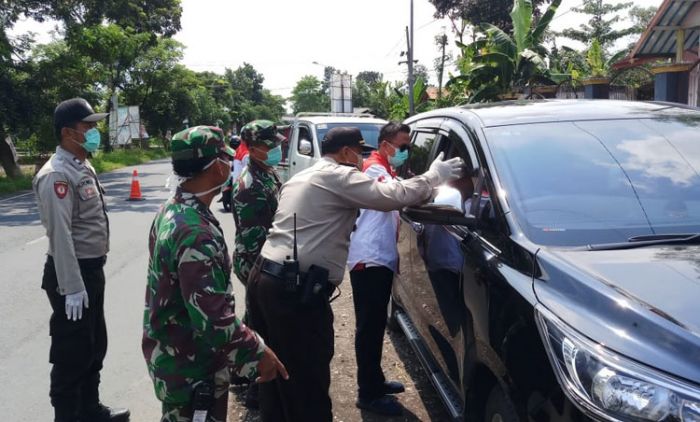 Ketatnya Screening Bagi Warga yang Hendak Masuk Jember, Lolos Pemeriksaan Dipasangi Gelang Kuning Ketatnya Screening Bagi Warga yang Hendak Masuk Jember, Lolos Pemeriksaan Dipasangi Gelang Kuning