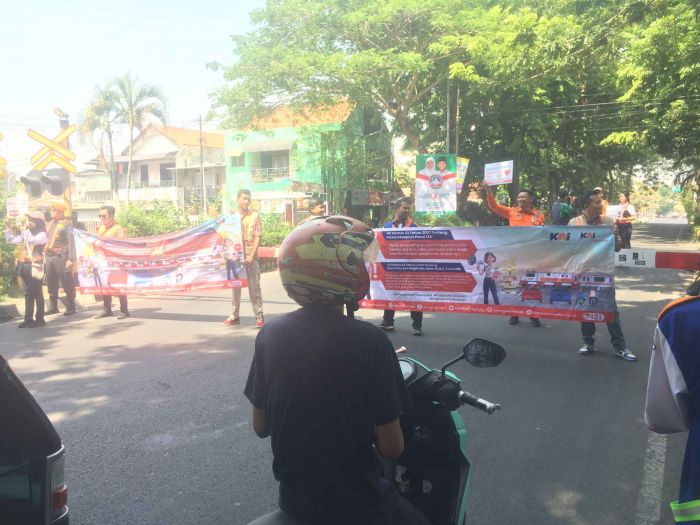 KAI Commuter 8 Surabaya Lakukan Sosialisasi Keselamatan Perlintasan Sebidang di JPL 05 Ambengan KAI Commuter 8 Surabaya Lakukan Sosialisasi Keselamatan Perlintasan Sebidang di JPL 05 Ambengan