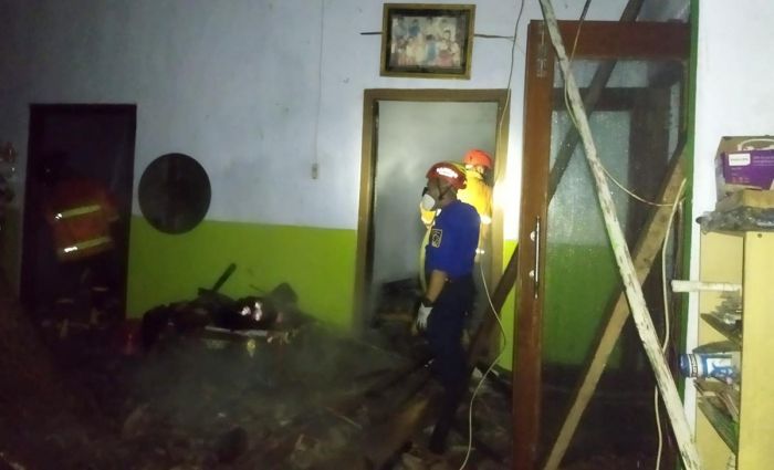  Kebakaran Rumah di Blitar, Uang Tabungan Rp20 Juta Jadi Abu