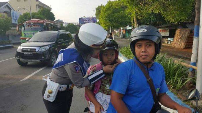 Satlantas Polres Ngawi Bagi-bagi Helm dan Coklat Satlantas Polres Ngawi Bagi-bagi Helm dan Coklat