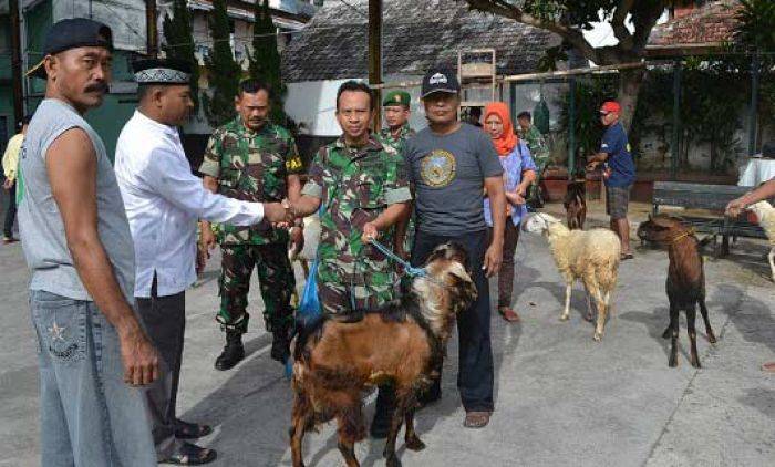 Kodim 0804/Magetan Bagikan Daging Hewan Korban Kodim 0804/Magetan Bagikan Daging Hewan Korban