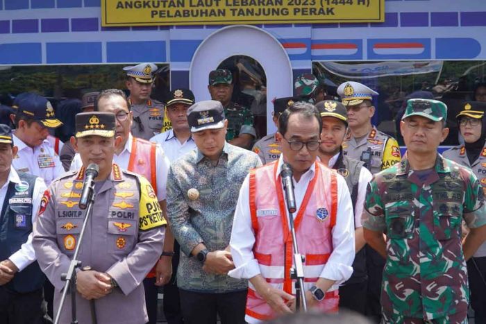 Kapolri Bersama Menhub Pantau Mudik Jalur Laut di Pelabuhan Tanjung Perak Surabaya Kapolri Bersama Menhub Pantau Mudik Jalur Laut di Pelabuhan Tanjung Perak Surabaya