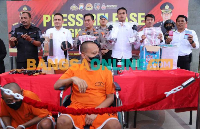 Kapolres Gresik Ekspose Dukun Pengganda Uang Palsu dan Penyedia Darah untuk Jenglot Kapolres Gresik Ekspose Dukun Pengganda Uang Palsu dan Penyedia Darah untuk Jenglot