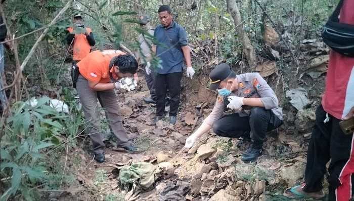 Kerangka Manusia Mr. X Ditemukan di Tengah Hutan Bancar, Tuban Kerangka Manusia Mr. X Ditemukan di Tengah Hutan Bancar, Tuban
