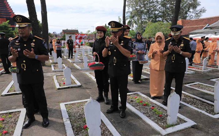 Peringati HBI ke-74 dan HUT ke-20 Pipas, Insan Pengayoman Jatim Kompak Ziarah Sekaligus Tabur Bunga