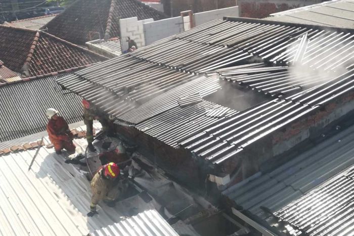 Diduga Korsleting Listrik, Rumah di Jemur Ngawinan Surabaya Terbakar, Dua Orang Alami Luka Diduga Korsleting Listrik, Rumah di Jemur Ngawinan Surabaya Terbakar, Dua Orang Alami Luka