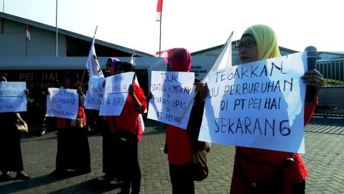 Di-PHK Sepihak, Puluhan Buruh Pabrik Sepatu Pei Hei Gelar Aksi Unjuk Rasa 