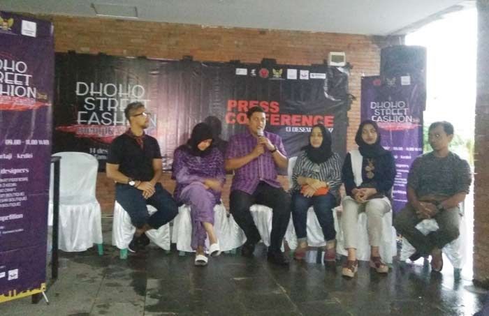 Dhoho Street Fashion ke-3 Pamerkan Tenun Ikat Khas Kediri Dhoho Street Fashion ke-3 Pamerkan Tenun Ikat Khas Kediri