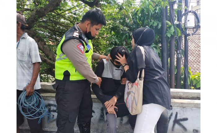 Pengamen dan Tukang Becak Gagalkan Aksi Bunuh Diri Pemuda di Jembatan Bandar Lor Kediri Pengamen dan Tukang Becak Gagalkan Aksi Bunuh Diri Pemuda di Jembatan Bandar Lor Kediri