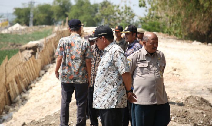 Berang Usai Tanggul Ambles Lagi, Wabup Tuban Minta Penambangan Pasir di Bengawan Solo Dihentikan Berang Usai Tanggul Ambles Lagi, Wabup Tuban Minta Penambangan Pasir di Bengawan Solo Dihentikan