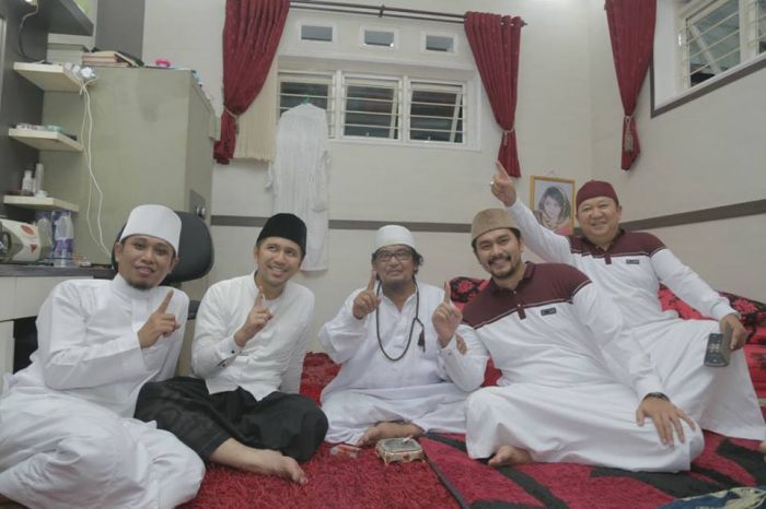 KH. Muzakki Syah Salam Satu Jari Bersama Ratusan Ribu Jamaah Do’akan Emil Jadi Wagub KH. Muzakki Syah Salam Satu Jari Bersama Ratusan Ribu Jamaah Do’akan Emil Jadi Wagub