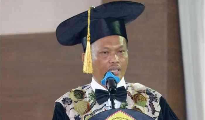 Rektor UTM Ingatkan Wisudawan Lebih Kreatif Hadapi Arus Perubahan yang Cepat Rektor UTM Ingatkan Wisudawan Lebih Kreatif Hadapi Arus Perubahan yang Cepat
