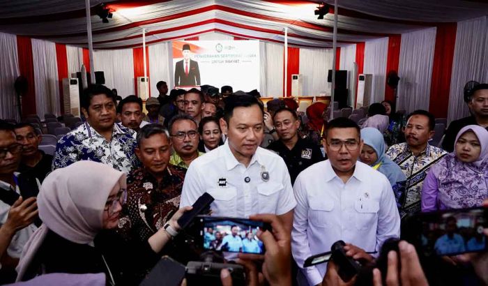 Menko AHY dan Wamen ATR/BPN Distribusikan Sertifikat PTSL di Pacitan Menko AHY dan Wamen ATR/BPN Distribusikan Sertifikat PTSL di Pacitan