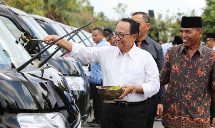 Bupati Serahkan Mobil Operasional Kepada 22 Desa Pemenang Lomba Desa Bupati Serahkan Mobil Operasional Kepada 22 Desa Pemenang Lomba Desa