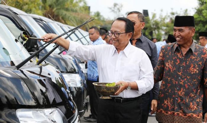 Bupati Serahkan Mobil Operasional Kepada 22 Desa Pemenang Lomba Desa