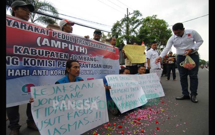 Dinilai Lamban dan Tumpul, Aktivis Tabur Bunga di depan Kejari Jombang
