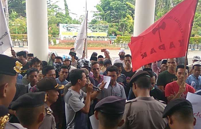 Tuntut Sanksi Terhadap Oknum PNS Diduga Cabul, Puluhan Aktivis Ngeluruk Kantor Pemkab Pamekasan Tuntut Sanksi Terhadap Oknum PNS Diduga Cabul, Puluhan Aktivis Ngeluruk Kantor Pemkab Pamekasan