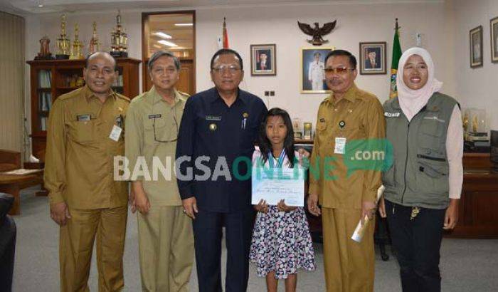 Jamaliyah, Siswi SD Peraih Juara I Nasional Aksi Ekspresi Cinta Laut Kunjungi Pj Bupati Gresik Jamaliyah, Siswi SD Peraih Juara I Nasional Aksi Ekspresi Cinta Laut Kunjungi Pj Bupati Gresik