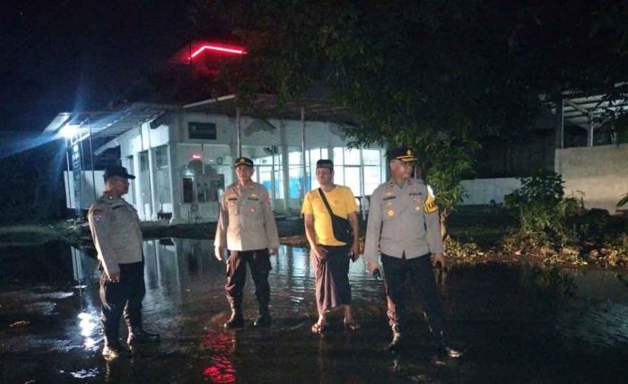 Kapolsek Candi Tinjau Genangan di Perumahan Sentra Alam Kapolsek Candi Tinjau Genangan di Perumahan Sentra Alam