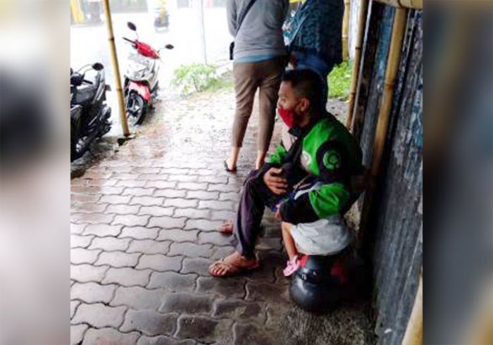 Di Tengah Wabah Corona, Wawan Tetap Narik Ojol Ditemani Putrinya yang Berusia 3 Tahun Di Tengah Wabah Corona, Wawan Tetap Narik Ojol Ditemani Putrinya yang Berusia 3 Tahun