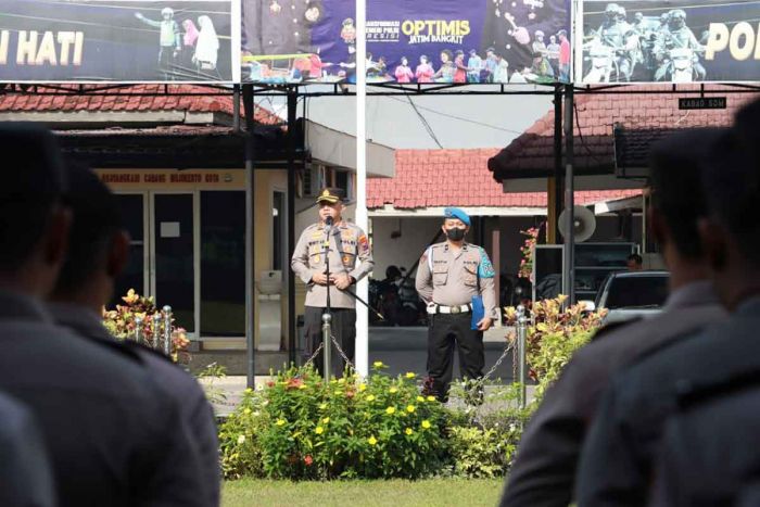 Pimpin Apel, Kapolres Mojokerto Kota Berterima Kasih soal Pengamanan Nataru yang Kondusif Pimpin Apel, Kapolres Mojokerto Kota Berterima Kasih soal Pengamanan Nataru yang Kondusif