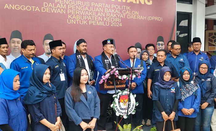 Naik Jeep Lawas, Nasdem Kabupaten Kediri Daftarkan Bacalegnya ke KPU