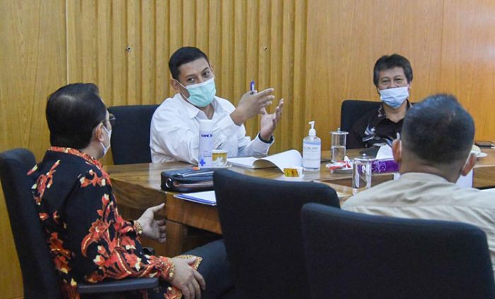 Tunaikan Kewajiban, Wali Kota Kediri: Semua Petugas Pemakaman Covid-19 Sudah Dapat Honor Tunaikan Kewajiban, Wali Kota Kediri: Semua Petugas Pemakaman Covid-19 Sudah Dapat Honor