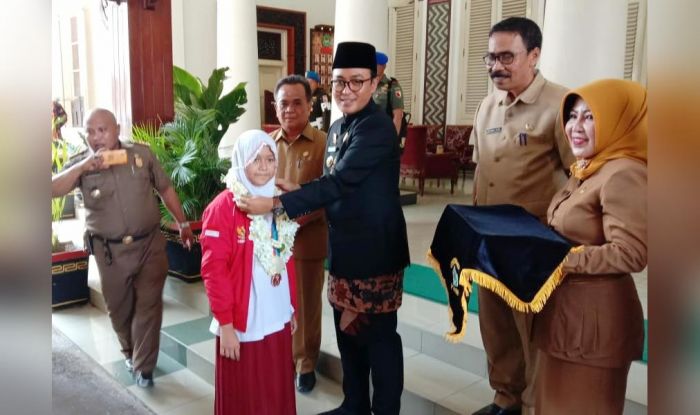 Bupati Sambut Kedatangan Anindita Sayla Safira, Siswi Peraih Perunggu di Ajang IMSO 2019