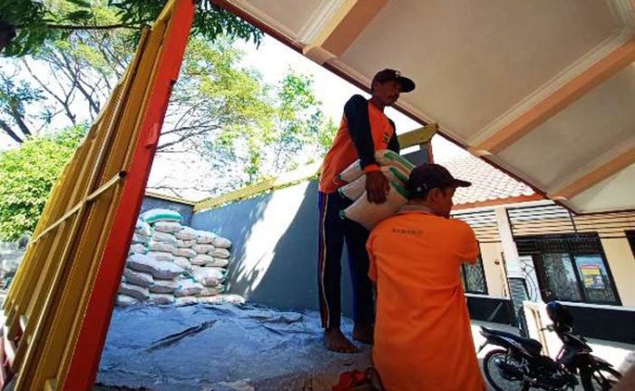 Pemkab Kediri Distribusikan Beras untuk Warga Terdampak Covid-19 di Kecamatan Gampengrejo Pemkab Kediri Distribusikan Beras untuk Warga Terdampak Covid-19 di Kecamatan Gampengrejo