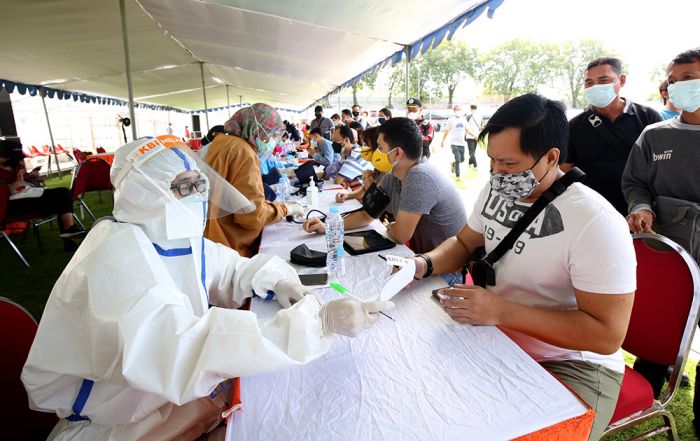 Saat Tribun Penuh, Peserta Vaksinasi Massal Diarahkan Datang Siang atau Sore Saat Tribun Penuh, Peserta Vaksinasi Massal Diarahkan Datang Siang atau Sore