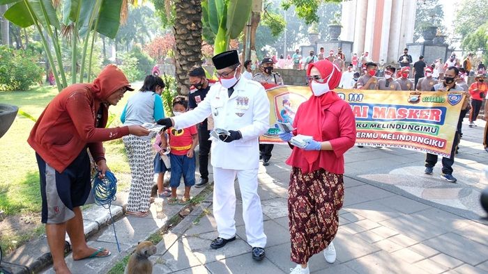 Sukseskan Jatim Bermasker, Polresta Sidoarjo Bagikan Ribuan Masker ke Masyarakat Sukseskan Jatim Bermasker, Polresta Sidoarjo Bagikan Ribuan Masker ke Masyarakat