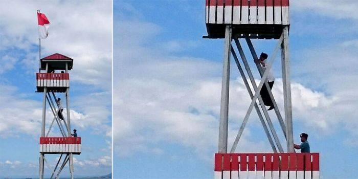 Jokowi Panjat Pos Menara Tertinggi di Perbatasan Pulau Sebatik Jokowi Panjat Pos Menara Tertinggi di Perbatasan Pulau Sebatik
