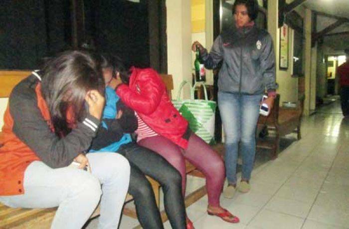 Warung Esek-esek di Sambeng Lamongan Digerebek, 3 PSK Diamankan Warung Esek-esek di Sambeng Lamongan Digerebek, 3 PSK Diamankan