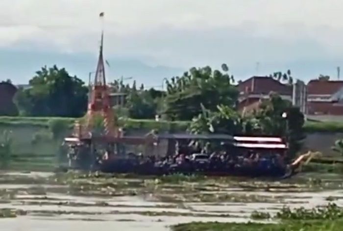 Perahu Penyebrangan Sungai Brantas di Jombang Hanyut, Penumpang Histeris Perahu Penyebrangan Sungai Brantas di Jombang Hanyut, Penumpang Histeris