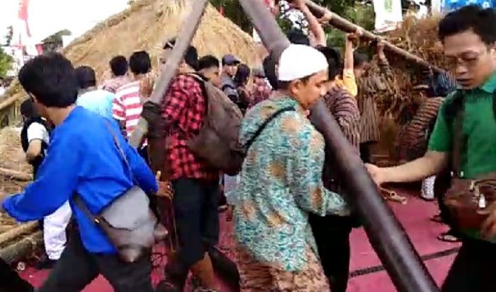 Gapura di Pintu Masuk Acara Pasuruan Jaman Biyen Ambruk, 4 Siswa SD Terluka