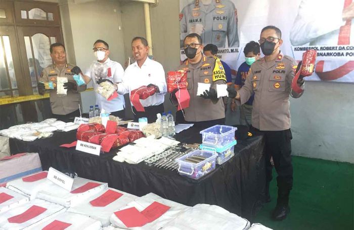 Polda Jatim Bongkar Pabrik Ekstasi dan Pil Koplo di Kertajaya Polda Jatim Bongkar Pabrik Ekstasi dan Pil Koplo di Kertajaya