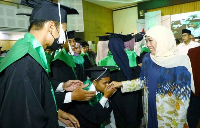 Gubernur Khofifah Minta Mahasiswa Lulusan UNU Blitar Miliki Kemampuan Complex Problem Solving Gubernur Khofifah Minta Mahasiswa Lulusan UNU Blitar Miliki Kemampuan Complex Problem Solving