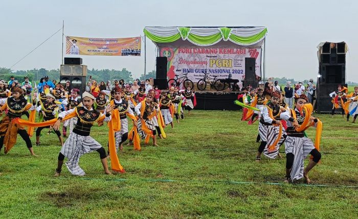 Jalan Santai dan Senam Aerobik Meriahkan Hari Guru di Mojokerto