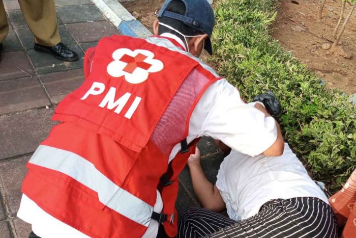 Diduga Usai Pesta Miras, Wanita di Pamekasan Ditemukan Tergeletak di Trotoar Diduga Usai Pesta Miras, Wanita di Pamekasan Ditemukan Tergeletak di Trotoar