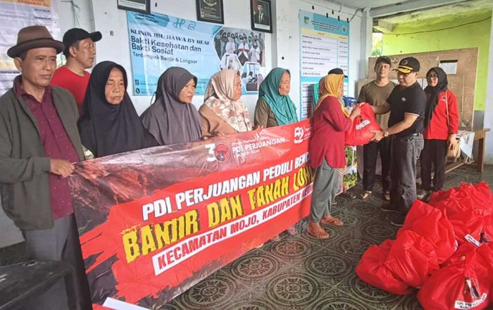 Peduli Korban Tanah Longsor dan Banjir di Mojo, PDIP Kabupaten Kediri Salurkan Bantuan Sembako Peduli Korban Tanah Longsor dan Banjir di Mojo, PDIP Kabupaten Kediri Salurkan Bantuan Sembako