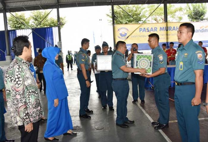 Gandeng Bank Mandiri, Koarmatim Gelar Pasar Murah Gandeng Bank Mandiri, Koarmatim Gelar Pasar Murah
